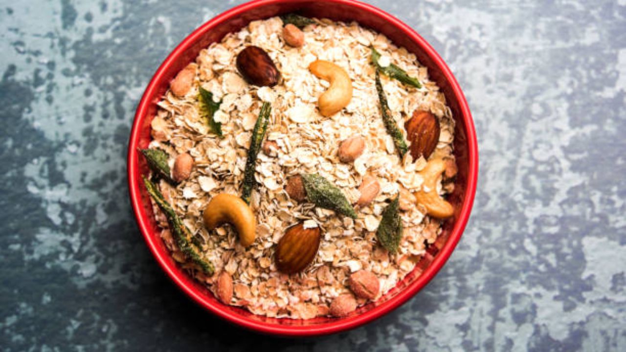 ओट्समध्ये भरपूर प्रमाणात फायबर आढळून येते. त्यामुळे वाढलेले वजन कमी करण्यासाठी किंवा पोषक घटकांची कमतरता भरून काढण्यासाठी आहारात ओट्सचे सेवन करू शकता.