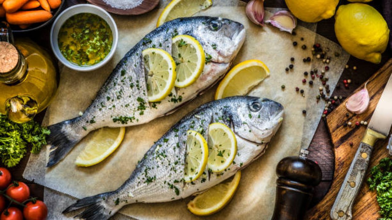 मासे खाल्ल्यानंतर दही, दूध, ताक किंवा चीज यांसारख्या दुग्धजन्य पदार्थांचे अजिबात सेवन करू नये. या पदार्थांच्या सेवनामुळे पचनक्रिया बिघडून आतड्यांमध्ये विषारी घटक तयार होतात.