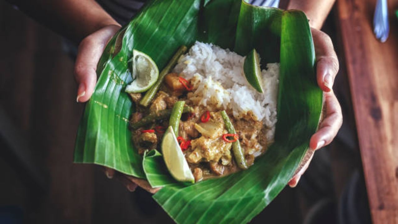 केळीच्या पानांमध्ये नैसर्गिक अँटीऑक्सिडेंट्स आढळून येतात. हे घटक आहारात मिक्स झाल्यास शरीराची पचनक्रिया सुधारते. याशिवाय गंभीर आजारांपासून शरीराचा बचाव होतो.