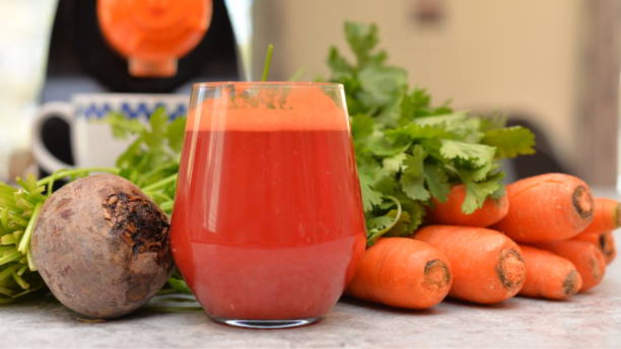 सकाळी उठल्यानंतर नियमित गाजर आल्याच्या रसाचे सेवन केल्यास आतड्यांमध्ये चिकटून बसलेली घाण बाहेर पडून जाईल आणि शरीर स्वच्छ होईल. ज्यामुळे पचनाच्या कोणत्याही समस्या उद्भवणार नाहीत. 