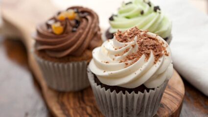 ओव्हन- केक मोल्डमचा वापर न करता लहान वाट्यांमध्ये बनवा स्वादिष्ट कप केक, नोट करून घ्या इन्स्टंट रेसिपी