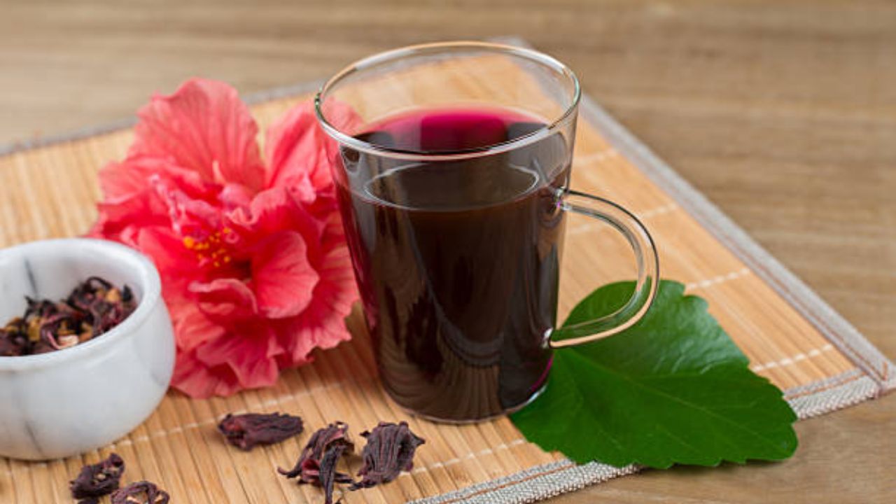 जास्वंदीच्या फुलांमध्ये विटामिन सी आणि अँटीऑक्सिडंट्स भरपूर प्रमाणात असतात, ज्यामुळे शरीराची कमकुवत झालेली रोगप्रतिकारशक्ती सुधारते. बॅक्टेरिया आणि विषाणूजन्य संसर्गाशी लढण्यास मदत होते. 