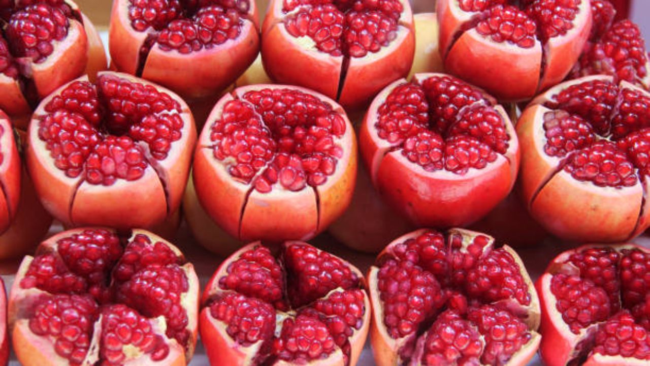 डाळिंब खाल्ल्यामुळे शरीराला भरमसाट फायदे होतात. काही देशांमध्ये डाळिंब हे फळ  प्रजननक्षमता, समृद्धी आणि चांगल्या आरोग्याचे प्रतीक मानले जाते. याशिवाय  ग्रीस आणि तुर्कीमध्ये नववर्ष सुरू झाल्यानंतर जमिनीवर डाळिंब फोडण्याची प्रथा आहे. 