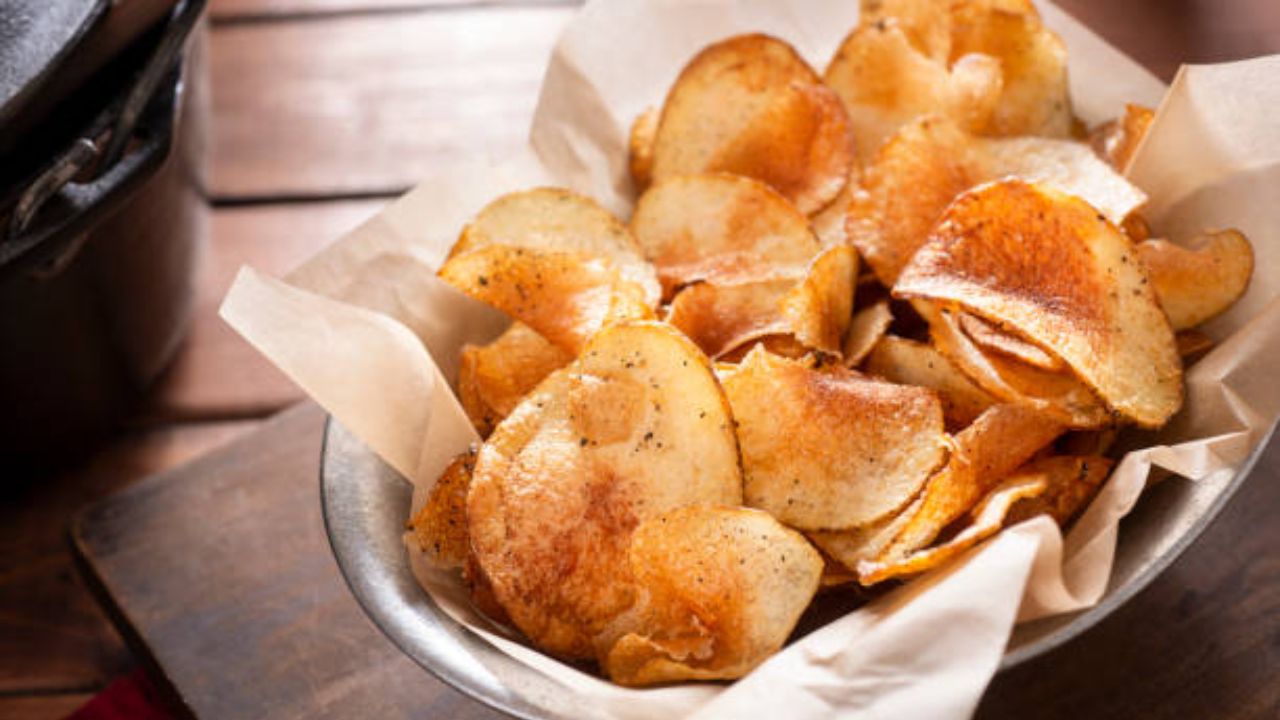 जेवणाची चव वाढण्यासाठी पदार्थ बनवताना कायमच मिठाचा वापर केला जातो. पण काहींना आहारात अतिप्रमाणात मिठाचे सेवन करण्याची सवय असते. मिठामध्ये असलेल्या सोडियममुळे उच्च रक्तदाब वाढतो.