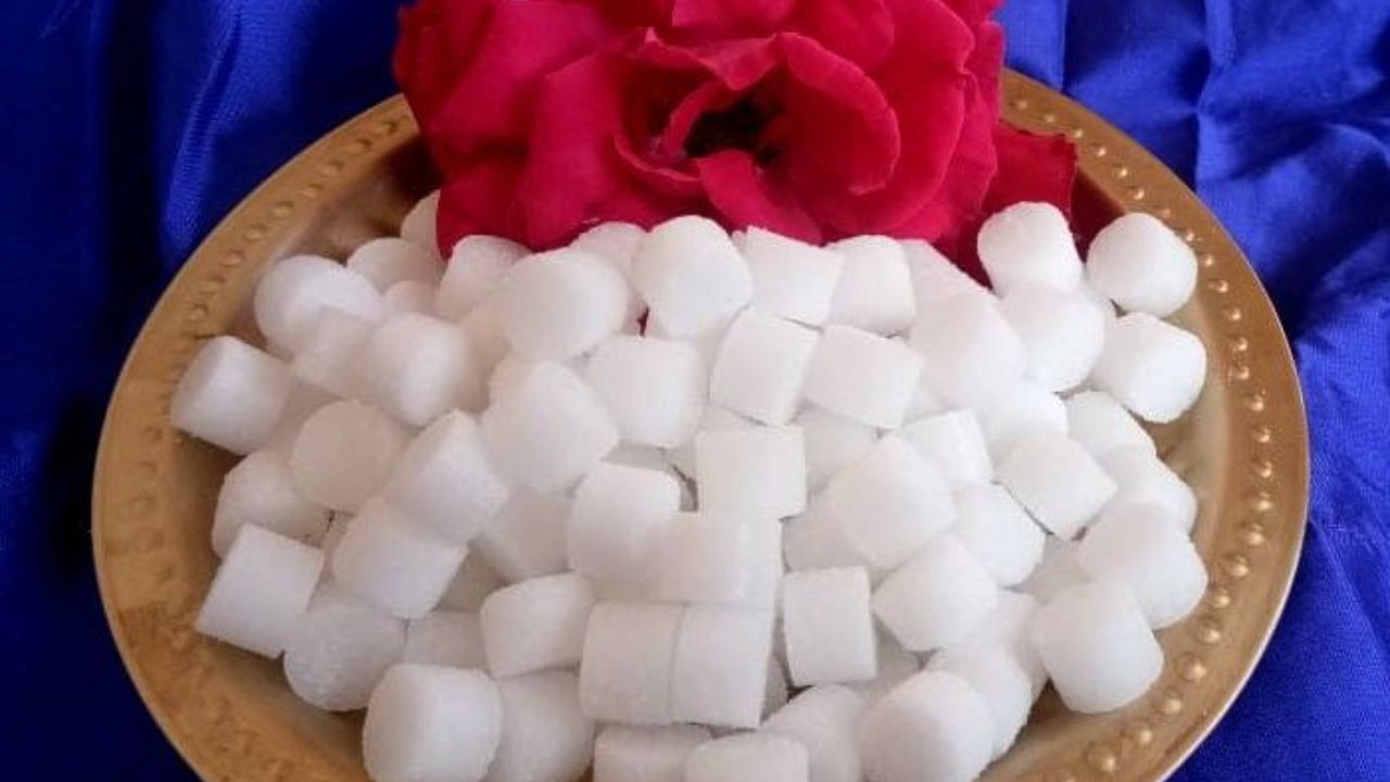 हाडांमध्ये वाढलेल्या आणि हातापायांचे स्नायू दुखणे इत्यादी सर्वच समस्यांपासून सुटका मिळवण्यासाठी कापूर अतिशय प्रभावी ठरते. कापूरच्या तेलाने हाडांना मालिश करावी. 