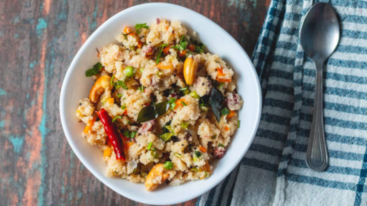 रवा, गाजर, वाटाणे, सोयाबीन आणि अतिशय कमी मसाल्यांचा वापर करून बनवलेला चविष्ट उपमा लहान मुलांना खूप जास्त आवडेल. मुलांच्या नाश्त्यासाठी तुम्ही मिक्स भाज्यांचा उपमा बनवू शकता.