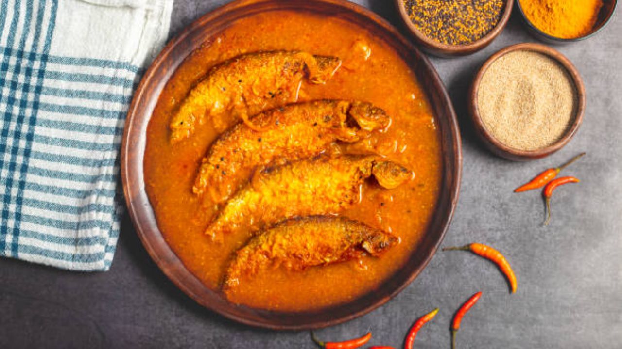 काहींना मासे खाल्ल्यानंतर पोटदुखी, अस्वस्थता, गॅस आणि पचनाच्या गंभीर समस्या उद्भवतात, कारण माशांसोबत पचनास जड असलेल्या पदार्थांचे सेवन केले जाते.