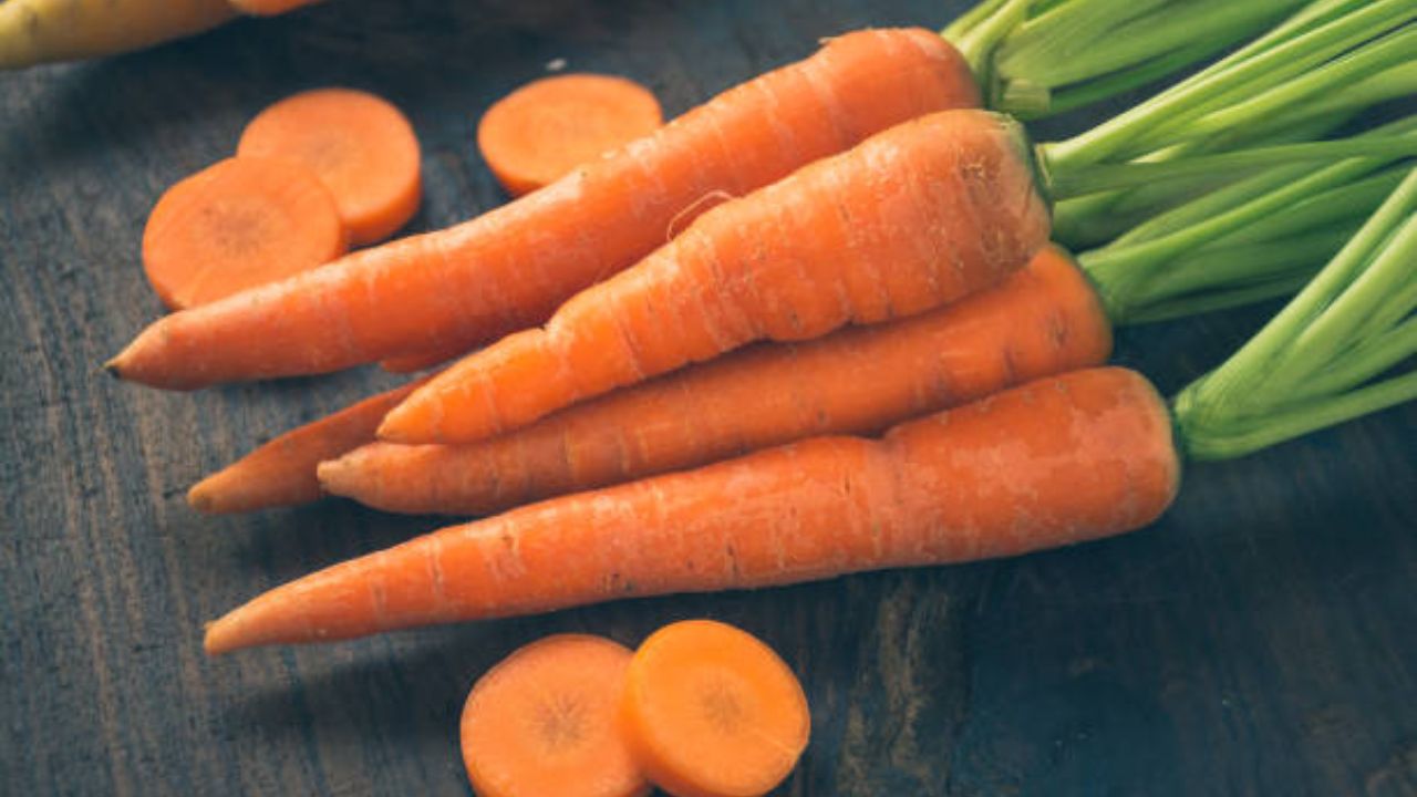 अतिप्रमाणात गाजर खाल्ल्यास त्वचेवर पिवळेपणा वाढू लागतो. गाजरांमध्ये बीटा-कॅरोटीन आढळून येते, ज्याचे शरीरात गेल्यानंतर रूपांतर होऊन विटामिन ए तयार होते. रक्तातील कॅरोटीनची पातळी वाढल्यानंतर त्वचा पिवळी होते.