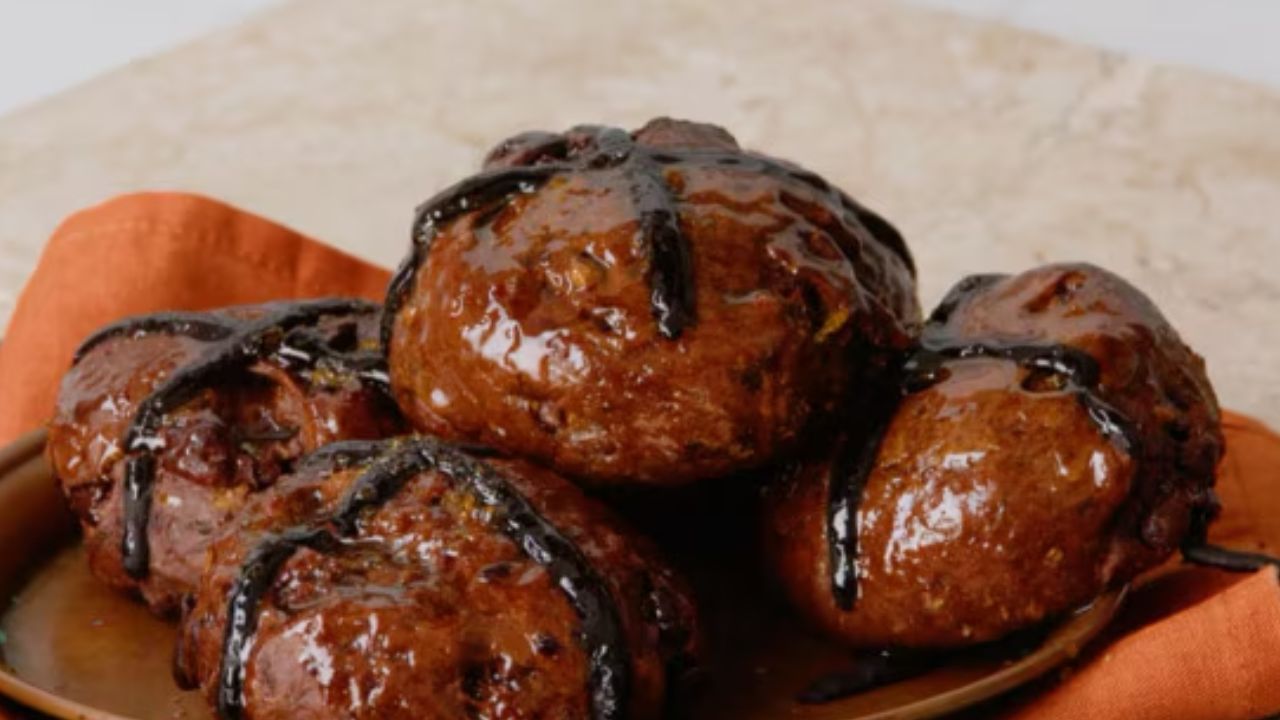 यंदाच्या वर्षी मांसाहारी पदार्थांमधील व्हायरल झालेला अतिशयन वाईट कॉम्बिनेशन असलेला पदार्थ म्हणजे चॉकटेल चिकन टिक्का. मसालेदार पदार्थ चॉकलेटमध्ये तयार केलेला पाहून नेटकऱ्यांनी संताप व्यक्त केला आहे. 