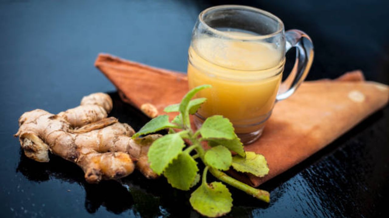 आतड्यांमध्ये साचून राहिलेली घाण बाहेर काढून टाकण्यासाठी सकाळी उठल्यानंतर उपाशी पोटी आल्याच्या रसाचे सेवन करावे. आल्याचा रस सर्व आजारांवर प्रभावी ठरतो. आल्याच्या रसात अर्धा चमचा मध टाकावे. 