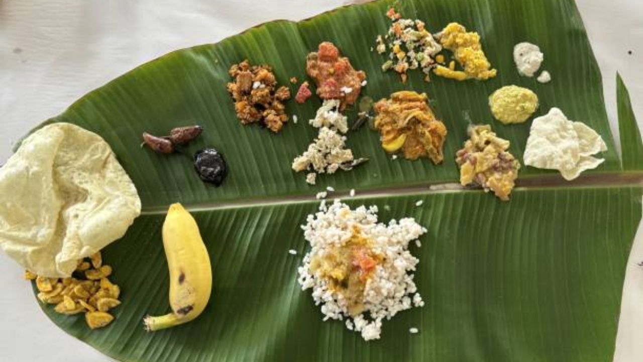 सामान्य प्लेट किंवा प्लॅस्टिकच्या प्लेटपेक्षा केळीची पाने अतिशय चांगली आहेत. यामुळे अन्नपदार्थांची चव वाढते. केळीच्या पानांतील अन्नाचा प्रत्येक घास शरीरासाठी फायदेशीर आहे.