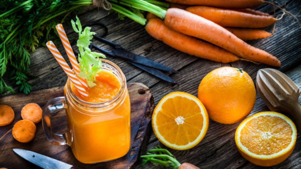 गाजरांमध्ये बीटा-कॅरोटीन युक्त घटक आढळून येतात. हे घटक शरीरात गेल्यानंतर विटामिन ए मध्ये रुपांतरीत होतात. मोतीबिंदू आणि रात्रीच्या अंधत्वाच्या समस्येपासून बचाव करण्यासाठी नियमित गाजरचा रस प्यावा. 