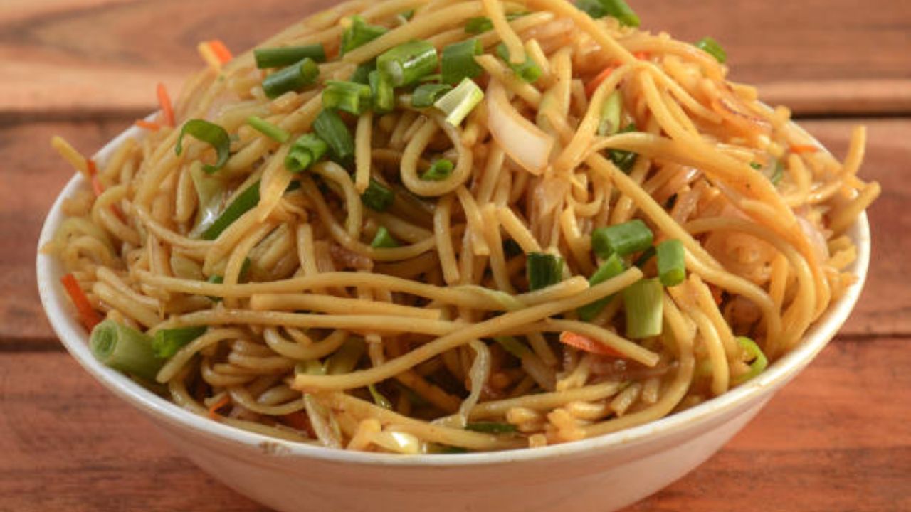 जपान आणि चीनमधील लोक  नूडल्स दीर्घायुष्य आणि समृद्ध जीवनाचे प्रतीक मानतात. तसेच येणाऱ्या नवीन वर्षात ‘तोशिकोशी सोबा’  या पदार्थांचे सेवन केले जाते. चीनमध्ये नूडल्स गरम सूपसोबत खाण्यास दिले जातात. 