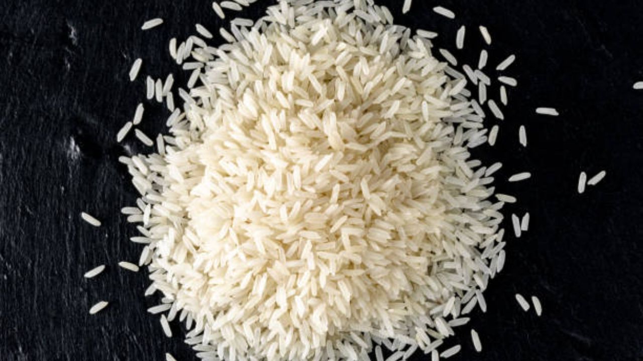 न शिजवलेला भात खाण्यासाठी खूप जास्त मेहनत करावी लागते. यामुळे दातांचे आरोग्य पूर्णपणे खराब होऊन जाते. तांदूळ खाल्ल्यामुळे दातांचा मुलामा कमकुवत होऊ हिरड्यांमध्ये वेदना वाढतात.