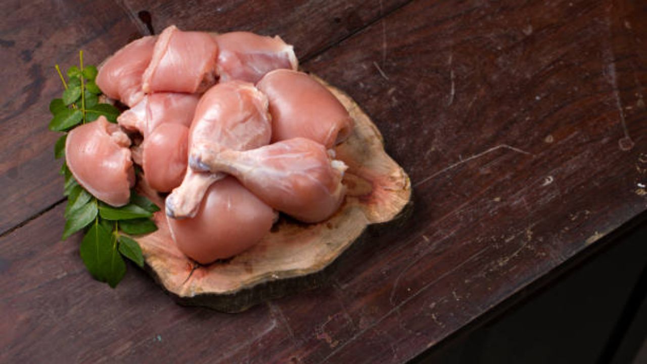 चिकन किंवा मटण जास्त दिवस फ्रिजमध्ये ठेवल्यास त्यातील पोषण मूल्य कमी होऊन जातात. चिकनमध्ये खूप जास्त ओलावा असतो. ज्यामुळे फ्रिजमध्ये तापमान चिकन ठेवल्यास ते लवकर खराब होऊन जाते. याशिवाय चिकनला विचित्र वास येऊन हलका तपकिरी रंग दिसू लागतो.