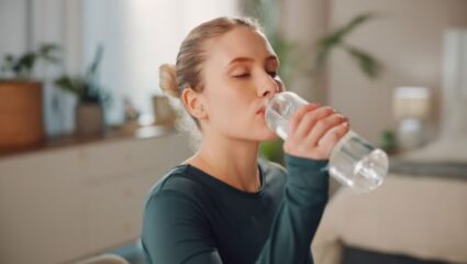 दिवसभरात न चुकता करा ३ लीटर पाण्याचे सेवन! शरीराला होतील अद्भुत फायदे, महिनाभरात दिसून येईल बदल