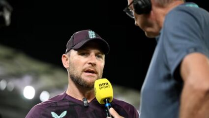 कॅमेरामॅनला इंग्लडच्या प्रशिक्षकाने धक्का दिल्यानंतर पहिल्यांदाच स्वत: सांगितले कोचने! वाचा संपूर्ण प्रकरण