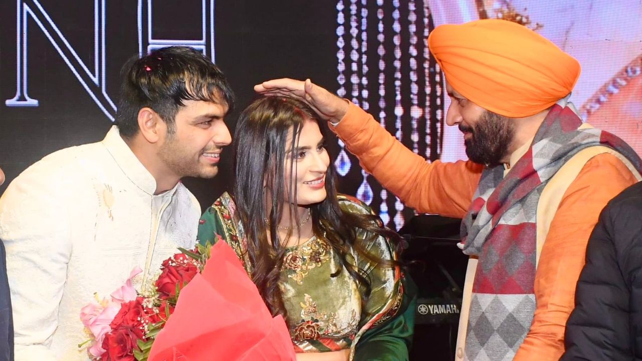 नीरज चोप्राच्या शाही लग्नाच्या स्वागत समारंभात हरियाणाच्या मुख्यमंत्र्यांनी दिला आशीर्वाद, पहा Photo