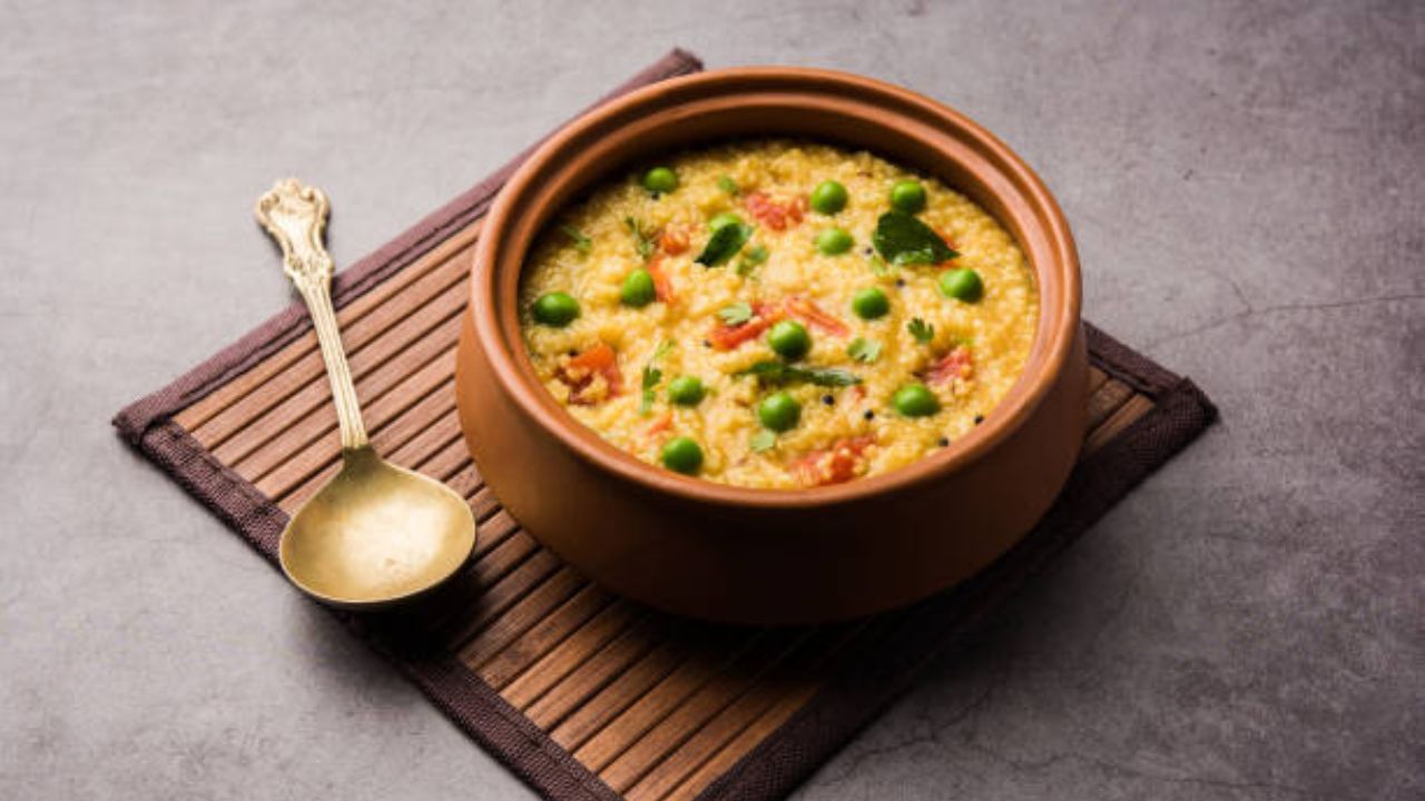 सकाळच्या नाश्त्यात कायमच पौष्टिक पदार्थांचे सेवन करावे. पालक, टोमॅटो, कांदे आणि गाजर, मटार दलियाचा वापर करून बनवलेला पौष्टिक पदार्थ आरोग्यासाठी गुणकारी आहे.