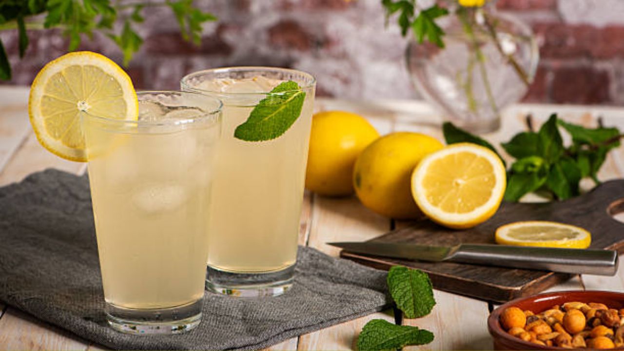 अमृत म्हणून प्यायले जाणारे लिंबू सरबत ‘या’ लोकांच्या आरोग्यासाठी ठरेल अतिशय घातक, आरोग्यासंबंधित वाढतील गंभीर आजार