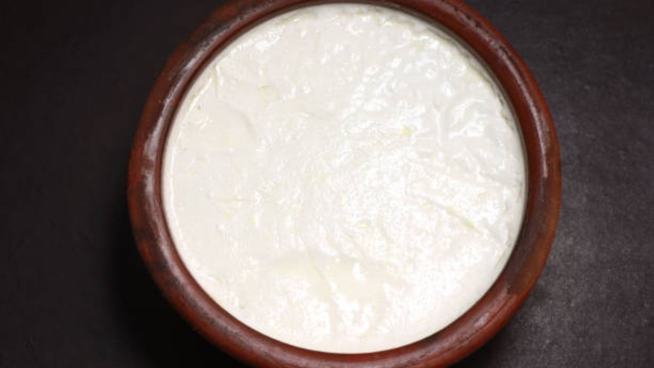 दह्यामध्ये असलेले चांगले बॅक्टेरिया आणि प्रोबायोटिक्स आतडे निरोगी ठेवण्यासाठी मदत करतात. अतिसार किंवा पोटदुखीच्या वेदना जाणवू लागल्यास वाटीभर दही खावे. 