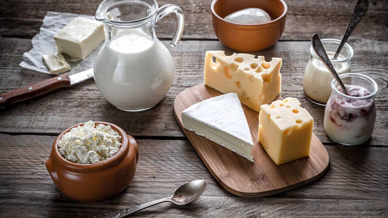 दूध, चीज, दही आणि आईस्क्रीम यांसारखे दुग्धजन्य पदार्थ खाल्ल्यास पिंपल्स आणि मुरूम येतात. कारण या पदार्थांमध्ये असलेल्या घटकांमुळे हार्मोन्सचे असंतुलन होते.