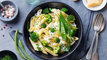 दिवसाची सुरुवात करा आनंदाने! सकाळच्या नाश्त्यात खा स्वादिष्ट White Sauce Broccoli Pasta, नोट करा रेसिपी
