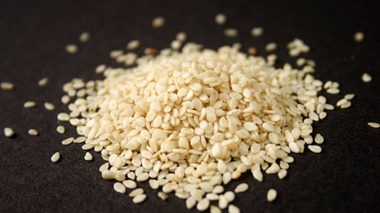 तिळाच्या पांढऱ्या बियांमध्ये कॅल्शियम, फॉस्फरस आणि मॅग्नेशियम भरपूर प्रमाणात आढळून येतात. ज्यामुळे हाडांमध्ये वाढलेला वेदना कमी होतात. 