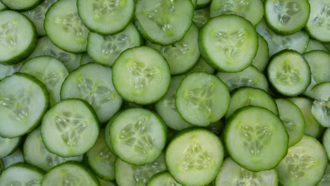 सर्दी, खोकला, कफ किंवा सायनस यांसाख्या आजारांपासून त्रस्त असलेल्या लोकांनी अजिबात काकडी खाऊ नये. काकडी अतिशय थंड असते, ज्यामुळे लगेच सर्दी होण्याची शक्यता असते. 