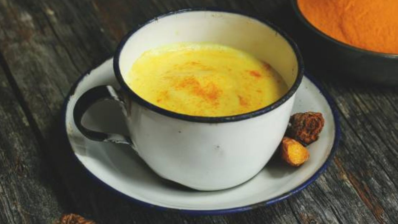 रात्री झोपण्याआधी नियमित हळदीचे दूध प्यावे. हळदीमध्ये असलेले घटक शरीरातील घाण बाहेर काढून टाकतात आणि लहान मोठ्या अवयवाला आलेली सूज सुद्धा कमी होते. 