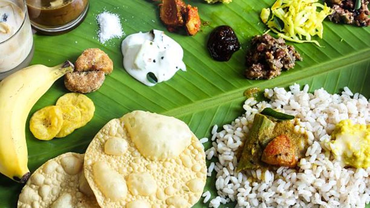 केळीच्या पानांवर वाढलेले जाणारे अन्नपदार्थ अतिशय शुभ असतात. गरम अन्नपदार्थ पानावर वाढल्यानंतर केळीच्या पानांतील अँटी-ऑक्सिडंट्स अन्नात मिक्स होतात.