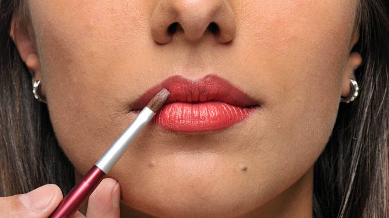 उत्तर कोरियात लाल रंगाच्या लिपस्टिकला ग्लॅमर, वैयक्तिक आकर्षण आणि पश्चिमी प्रभावाचे प्रतीक मानले जाते. पण बऱ्याचदा अशा प्रकारच्या मेकअपमुळे दोन व्यक्तींमधील वाद वाढण्याची शक्यता असते.