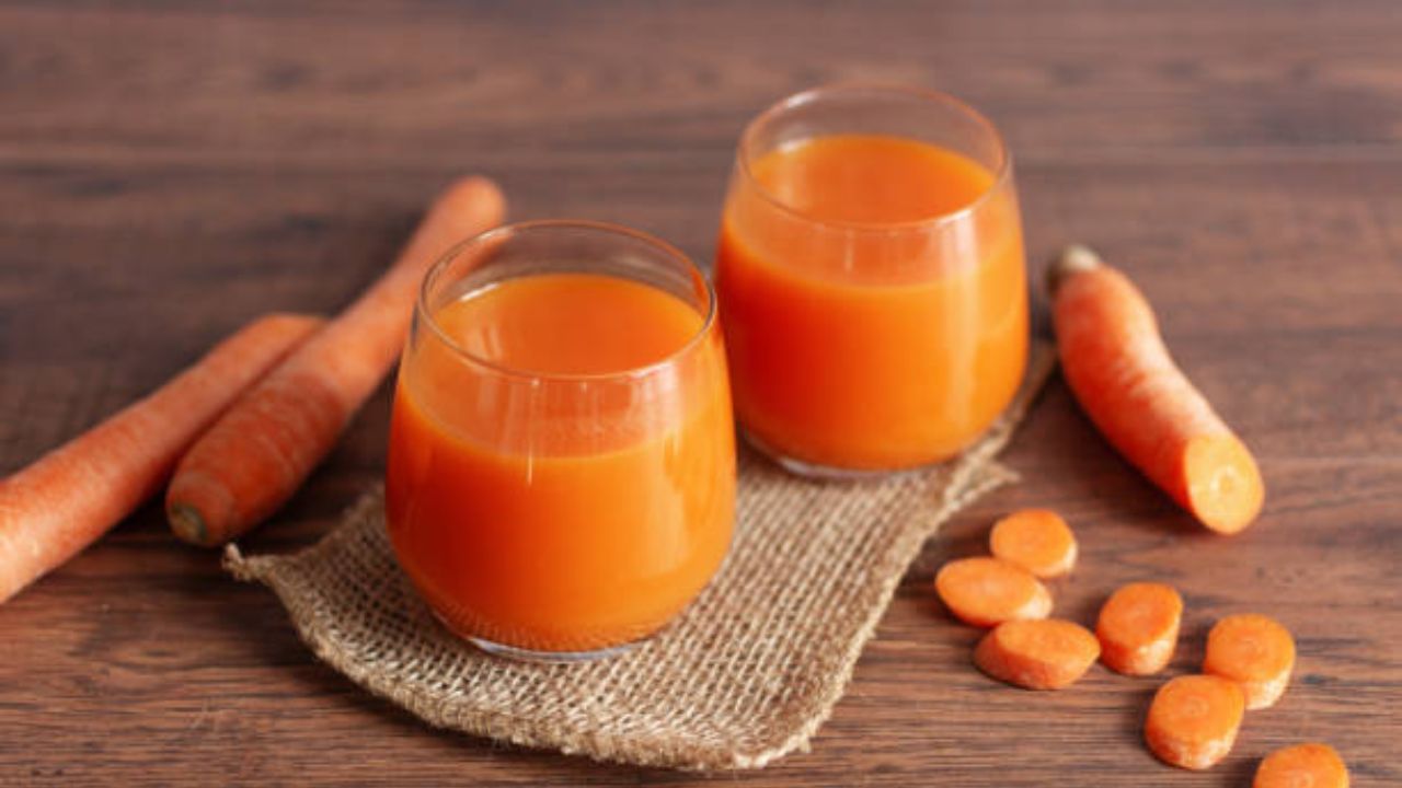 वाढलेले वजन कमी करण्यासाठी अनेक वेगवेगळ्या पेयांचे सेवन केले जाते. कोणतेही सप्लिमेंट्स पिण्याऐवजी नैसर्गिक पदार्थांपासून बनवलेला गाजर आणि आल्याचा रस प्यावा. 