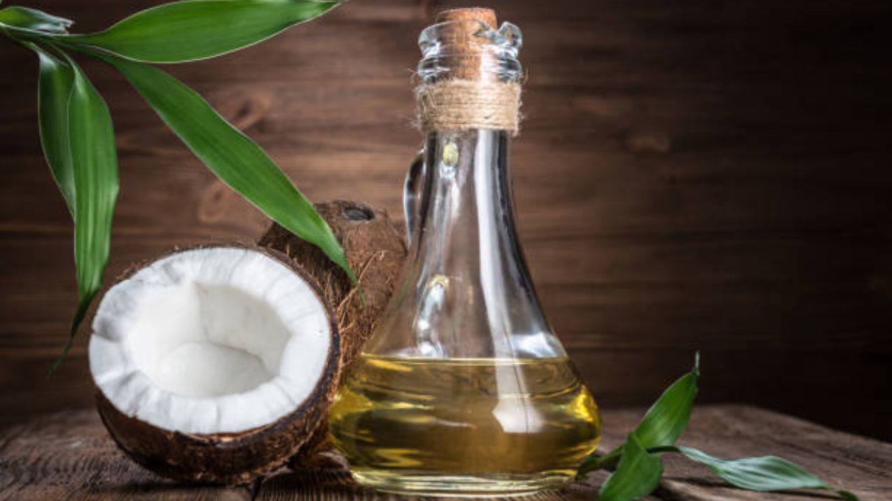 खोबऱ्याच्या तेलात नैसर्गिक जंतुनाशक गुणधर्म असतात. सकाळी उठल्यानंतर एक चमचा खोबऱ्याचे तेल प्यायल्यास आतड्यांमध्ये वाढलेले जंत नष्ट होतील आणि शरीर स्वच्छ होईल. 