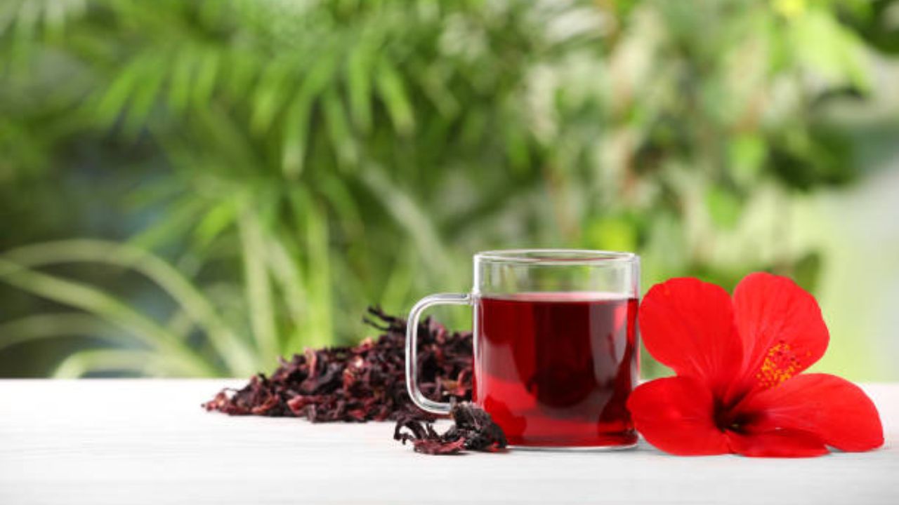 रक्तात वाढलेले साखरेचे प्रमाण नियंत्रणात ठेवण्यासाठी जास्वंदीच्या फुलांचा चहा प्यावा. यामुळे शरीराला कोणतीही हानी पोहचत नाही आणि आरोग्य सुधारते. 