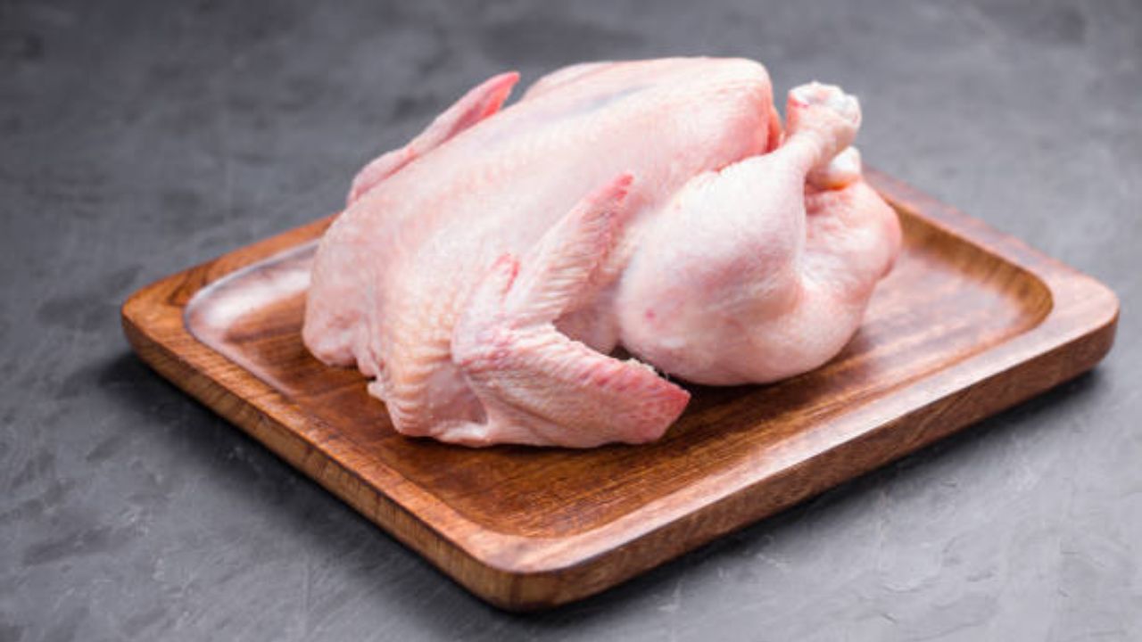 शिजवलेले मटण 3 ते 4 दिवसांपेक्षा जास्त वेळ फ्रिजमध्ये ठेवू नये. तसेच चिकन, मटण किंवा कोणतेही मांस बनवण्याआधी ते पाण्याने स्वच्छ धुवून घ्या.