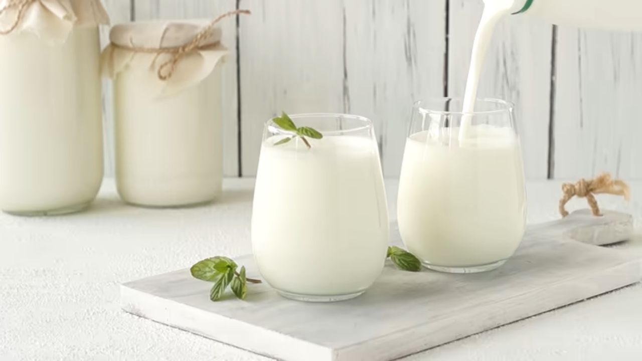 ताकामध्ये किसलेली काकडी, काळीमिरी पावडर, जिऱ्याची पावडर किंवा काळे मीठ मिक्स करून सुद्धा प्यायले जाते. यामुळे पचनक्रिया सुधारते आणि खाल्लेले अन्नपदार्थ सहज पचन होतात. 