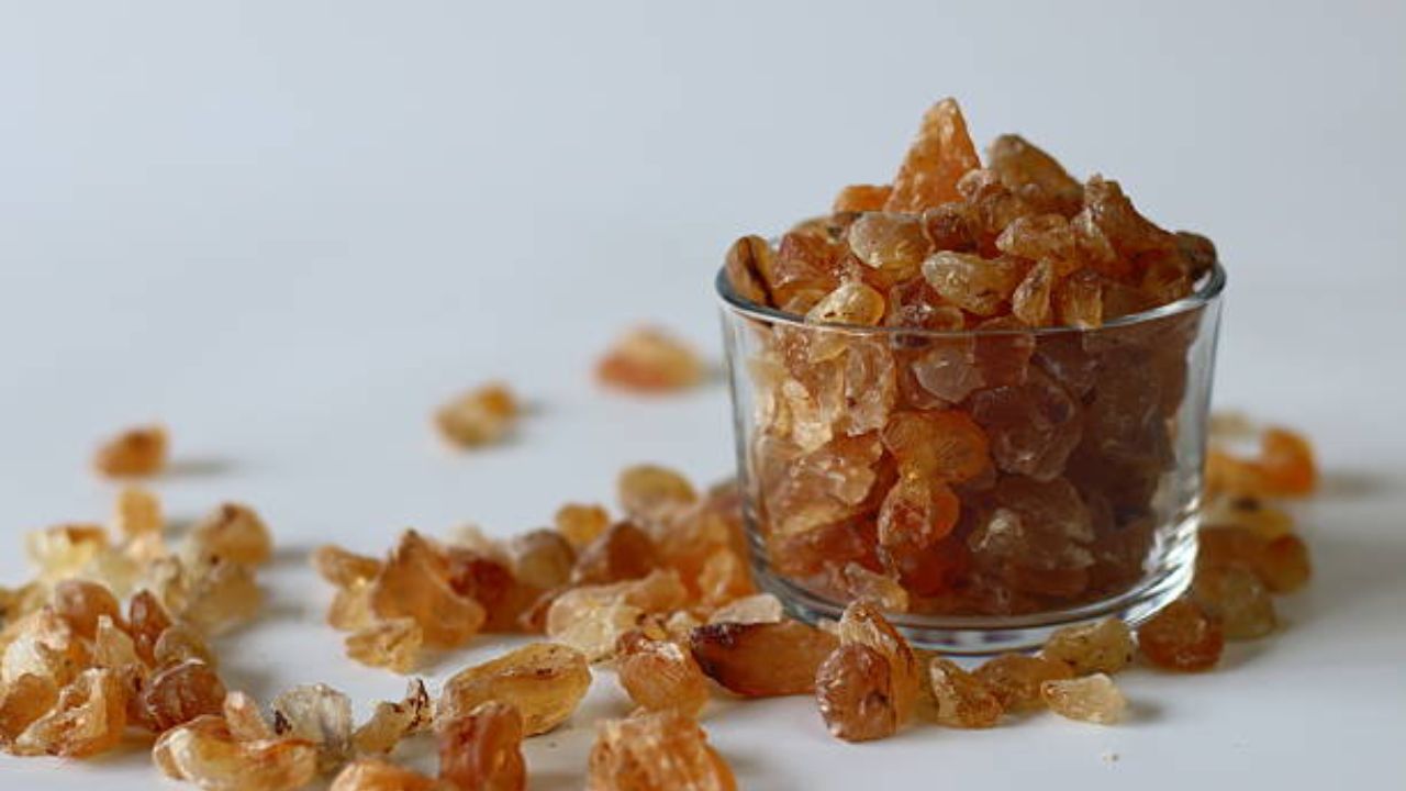 उन्हाळाच्या दिवसांमध्ये गोंद कातिराचे सरबत बनवून प्यायले जाते. या पेयाच्या सेवनामुळे पोटात वाढलेली उष्णता कमी होण्यासोबतच शरीरात थंडावा टिकून राहतो.