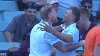 AUS vs ENG : बॉक्सिंग डे कसोटी विजयानंतर बेन स्टोक्स आणि जो रूट झाले भावूक! सामन्यानंतर मारली मिठी