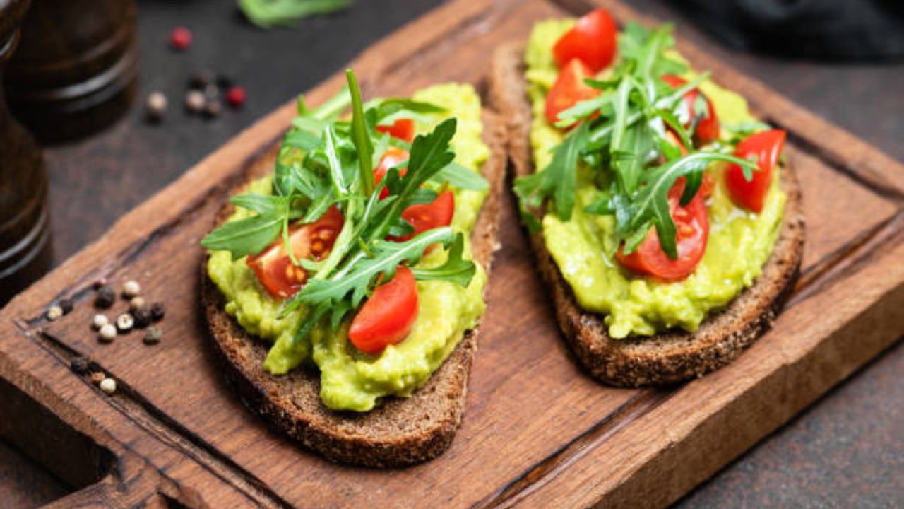 अॅव्होकॅडो कोणालाच खायला आवडत नाही. पण या भाजीमध्ये असलेले गुणकारी घटक कॅन्सरच्या पेशींपासून शरीराचा बचाव करतात. त्यामुळे नाश्त्यात अॅव्होकॅडो टोस्ट किंवा अॅव्होकॅडो सूप बनवून पिऊ शकता.