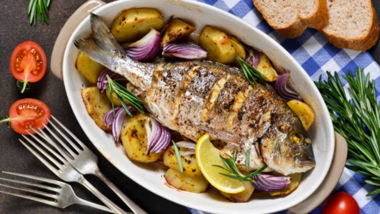 मासे किंवा चिकन खाल्ल्यानंतर गोड पदार्थ खाऊ नये. यामुळे शरीरातील साखरेची पातळी अचानक वाढते. तसेच माशांसोबत अल्कोहोल किंवा वाईन पिण्याची सवय अतिशय चुकीची आहे.