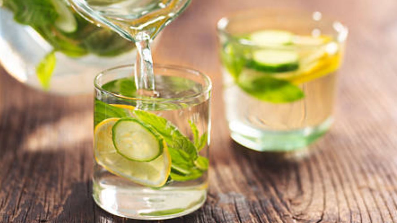 ऍसिडिटी आणि अपचनाच्या समस्येवर पुदिन्याची पाने प्रभावी ठरतात. पुदिन्याच्या पानांमध्ये असलेले मेंथॉल घटक शरीरात वाढलेली उष्णता कमी करतात. 