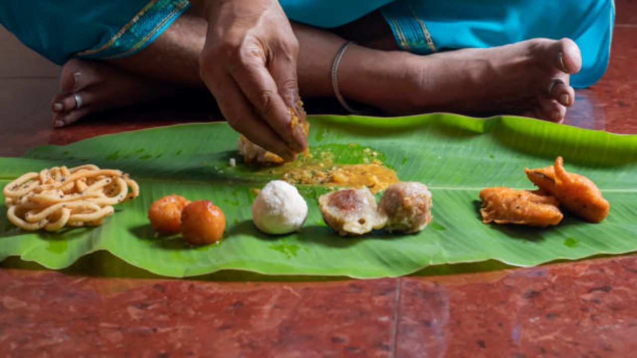 पानांमध्ये नैसर्गिकरित्या अँटी-बॅक्टेरियल गुणधर्म आढळून येतात, ज्यामुळे अन्नाची चव आणि गुणवत्ता कायम टिकून राहते. तसेच अन्नपदार्थ लवकर खराब होत नाहीत.