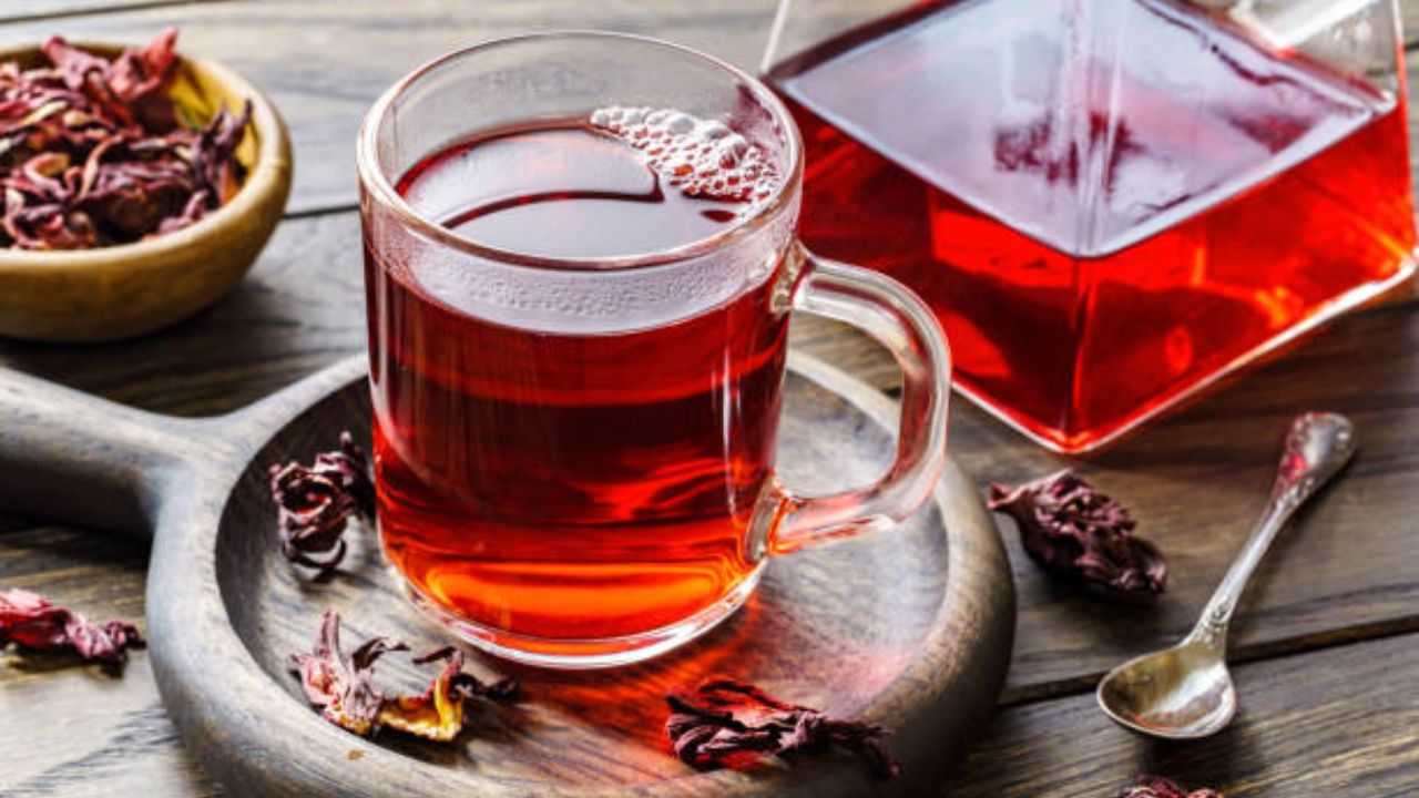 गॅस, अ‍ॅसिडिटी आणि अपचन यासारख्या समस्या दूर करण्यासाठी जास्वंदाचे पाणी प्रभावी आहे. त्यामुळे नियमित सकाळी जास्वंदीच्या फुलांचा चहा प्यावा. 