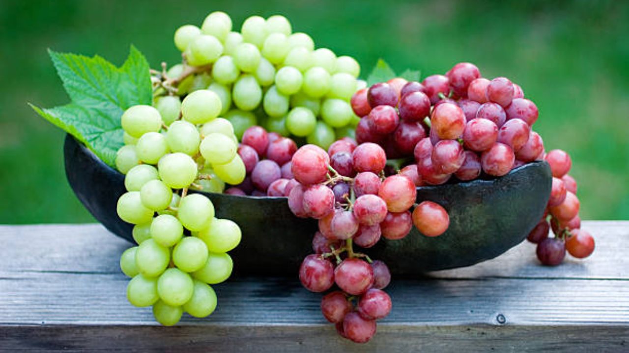 प्रत्येक देशात वेगवेगळ्या पद्धतीने नवीन वर्षाचे स्वागतबी केले जाते. स्पेनमध्ये नववर्षाची एक खास परंपरा आहे.  तिथे मध्यरात्रीच्या वेळी घड्याळाच्या प्रत्येक ठोक्यासोबत एक द्राक्ष खाल्ले जाते अशी प्रथा आहे. 