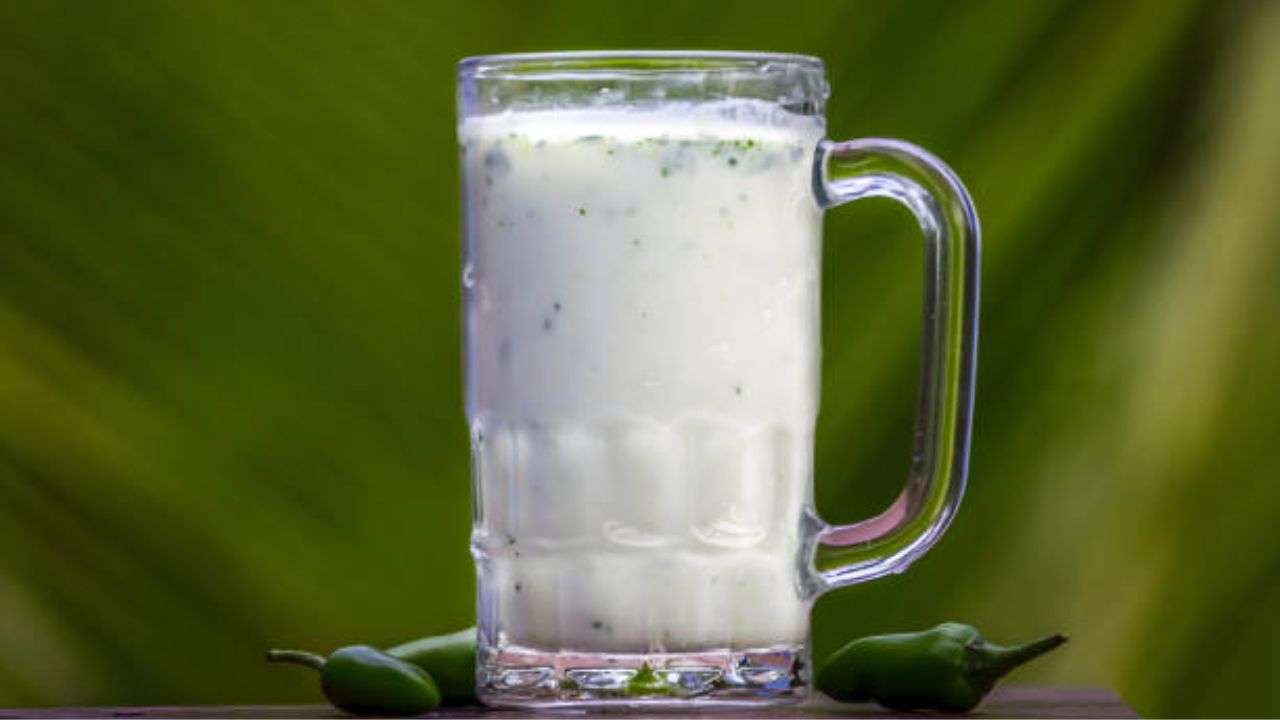 रात्रीच्या वेळी दही किंवा ताकाचे अजिबात सेवन करू नये. यामुळे शरीराला हानी पोहचण्याची शक्यता असते. चुकीच्या वेळी ताकाचे सेवन केल्यास शरीरावर परिणाम दिसून येतात. 