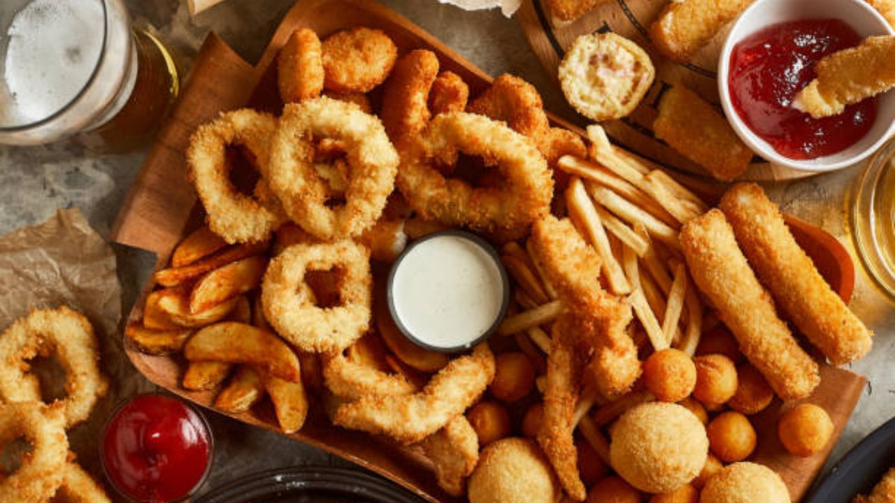 तळलेले स्नॅक्स खाल्ल्यामुळे किडनीच्या आजारांची लागण होते. याशिवाय पुन्हा पुन्हा गरम केलेले पदार्थ खाल्ल्यामुळे जळजळ, लठ्ठपणा आणि रक्तदाबाच्या समस्या वाढून आरोग्य बिघडते.