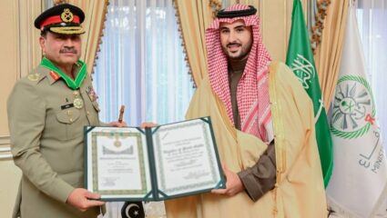 आधी संरक्षण करार, आता सर्वोच्च सन्मान… पाकिस्तान आणि सौदीमध्ये नेमकं काय शिजतंय? पडद्यामागचा ‘खरा खेळ’ काय?