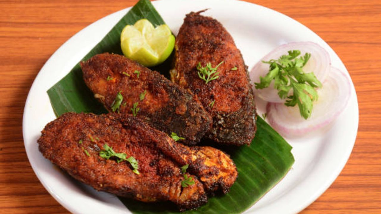 मासे खाल्ल्यानंतर चुकूनही करू नका ‘या’ पदार्थांचे सेवन, चुकीच्या कॉम्बिनेशनमुळे आतड्यांमध्ये तयार होतील विषारी घटक