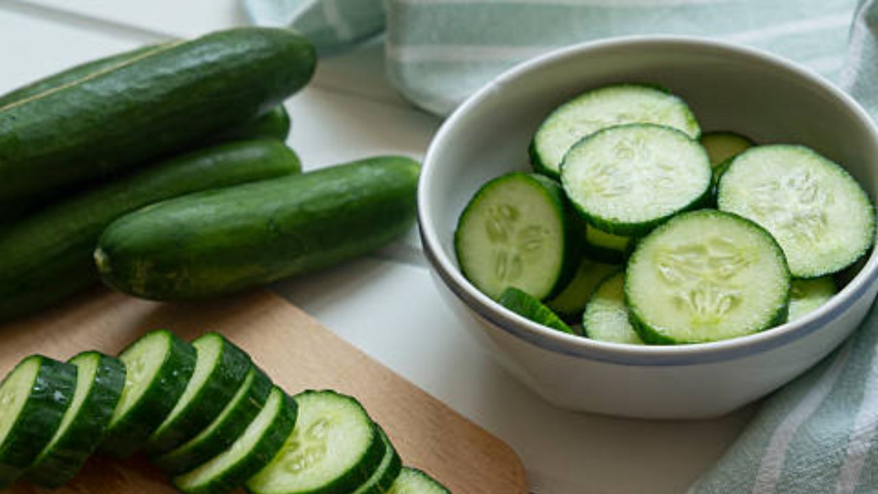 ‘या’ व्यक्तींनी रोजच्या आहारात चुकूनही करू नका काकडीचे सेवन, तब्येत सुधारण्याऐवजी आणखीनच जाईल बिघडून